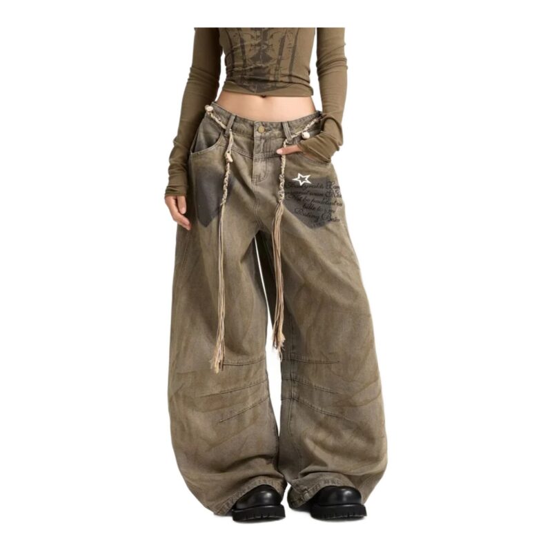 Jeansy damskie szerokie baggy z efektem sprania, retro, khaki - przód lekko z boku, widoczna szerokość nogawek, białe tło