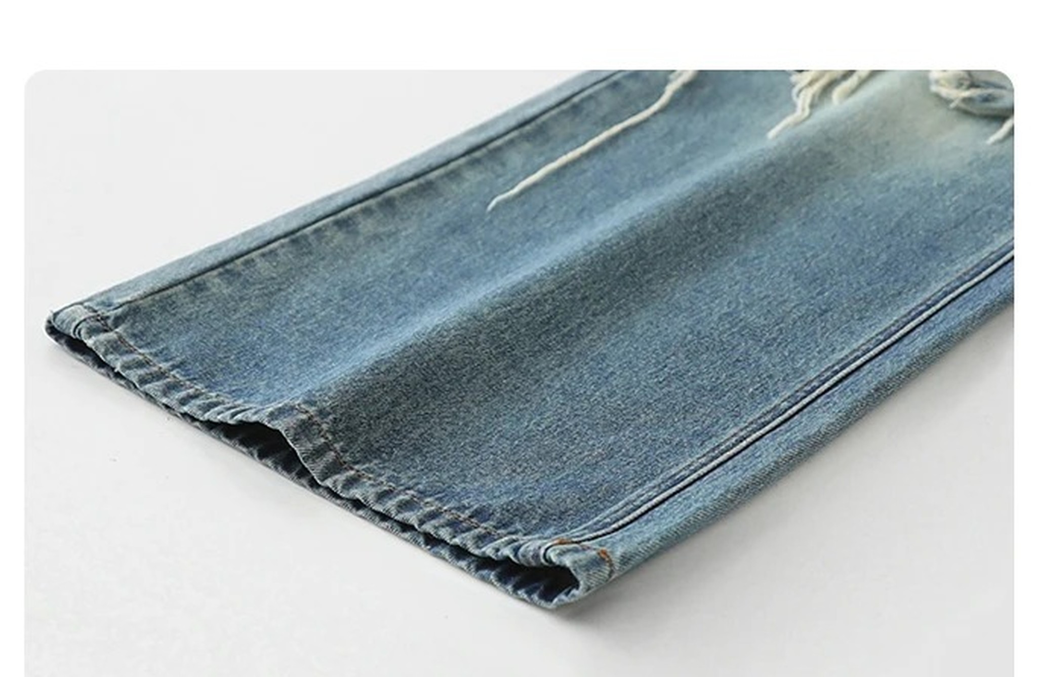 zbliżenie dołu nogawki, sprany denim