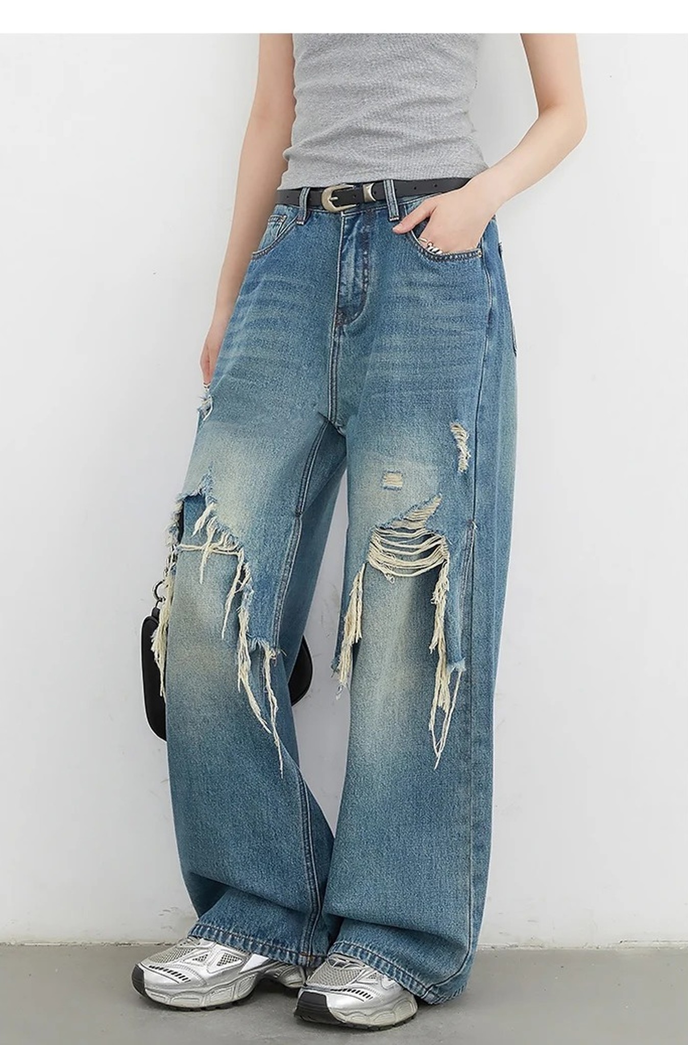 modelka w jeansach i topie na miejskiej ulicy