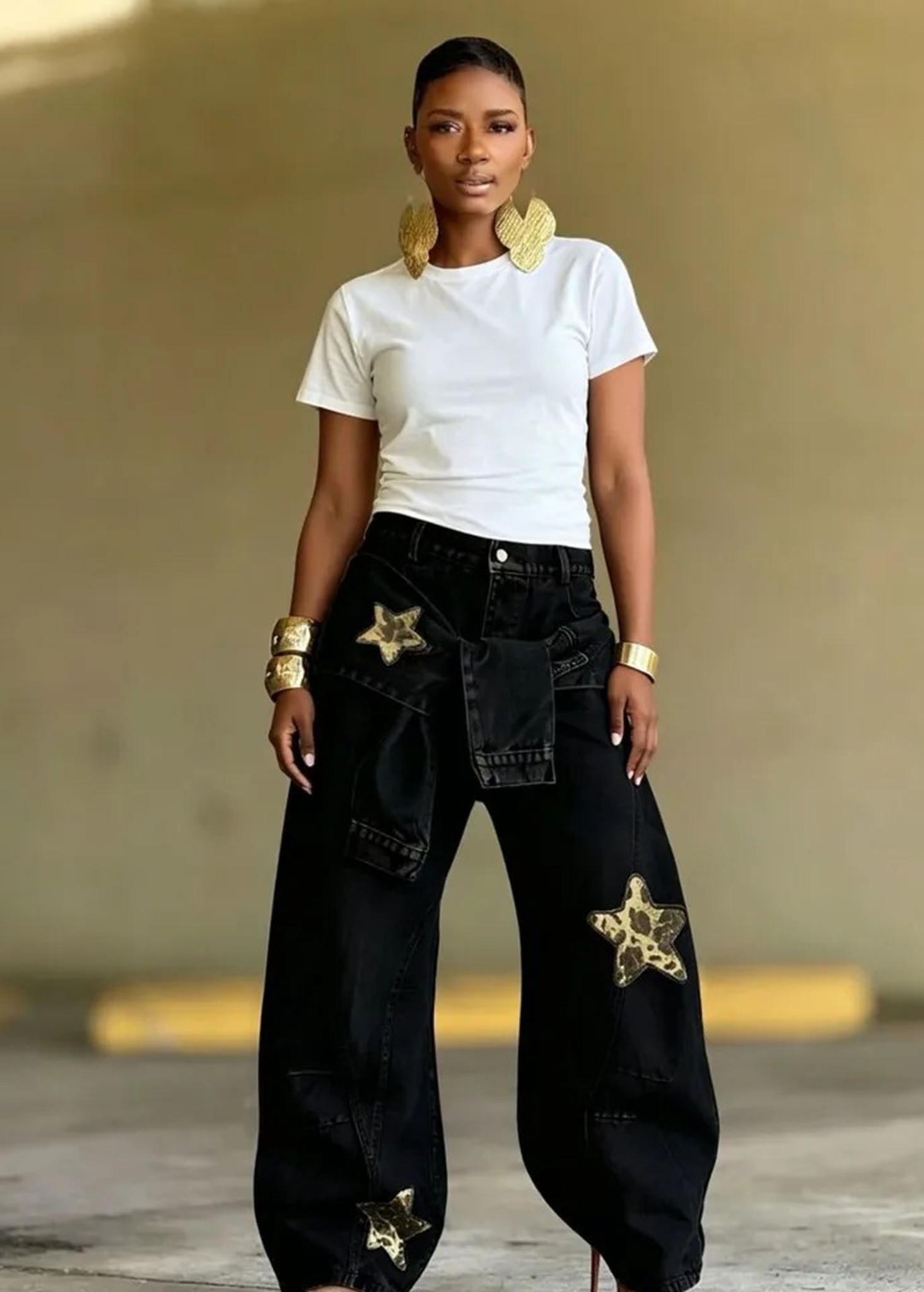 czarna wersja jeansów na modelce w białym T-shircie, cała sylwetka
