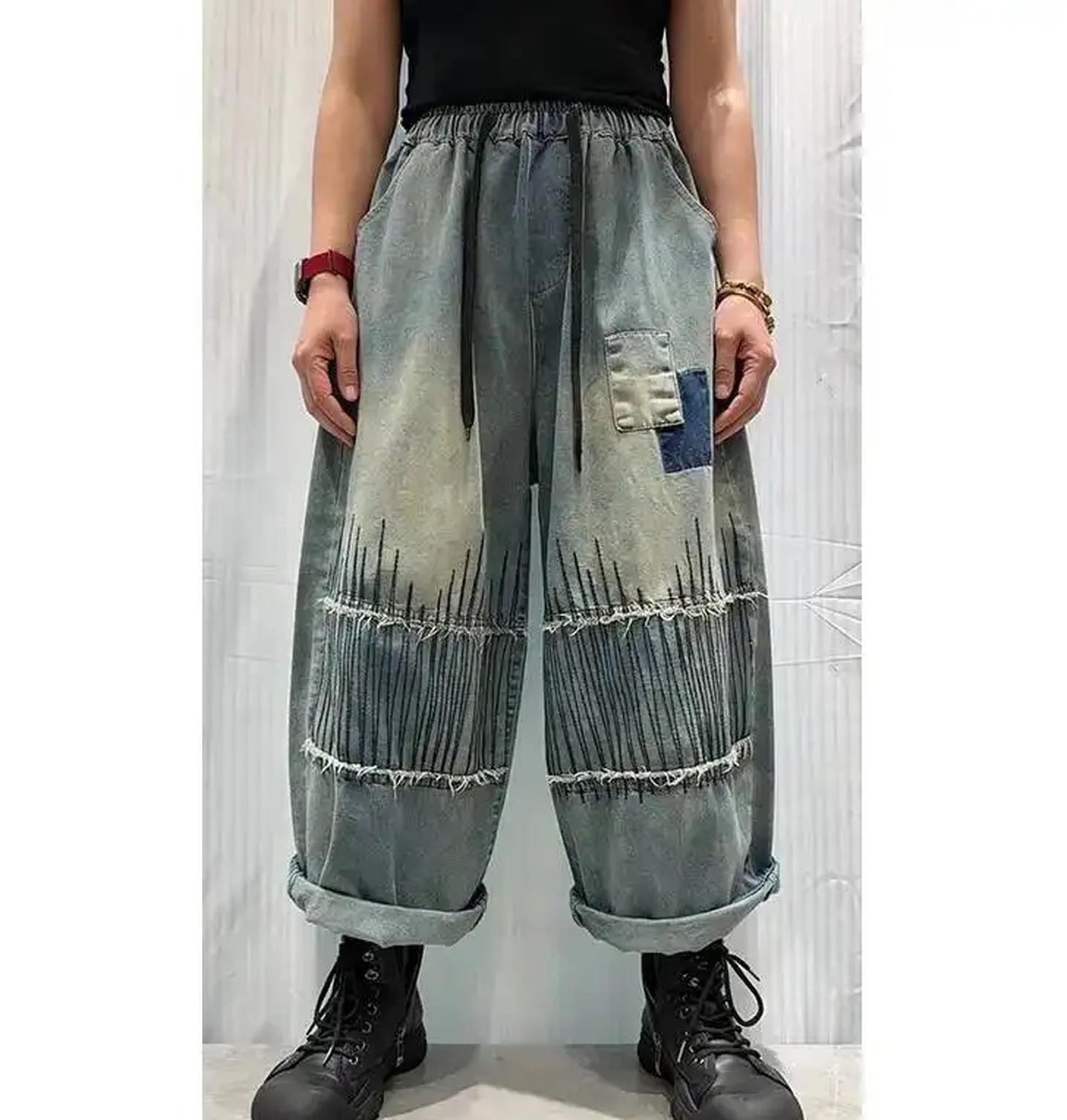 modelka w niebieskich jeansach z haftem i lnianej koszuli na letnim targu