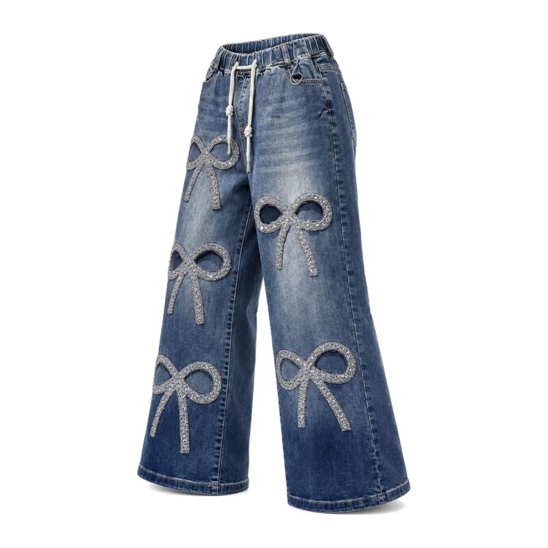 Jeansy damskie szerokie z kokardami z cyrkonii, gumka w pasie, L-4XL - całe spodnie przód, białe tło, kadr 1:1