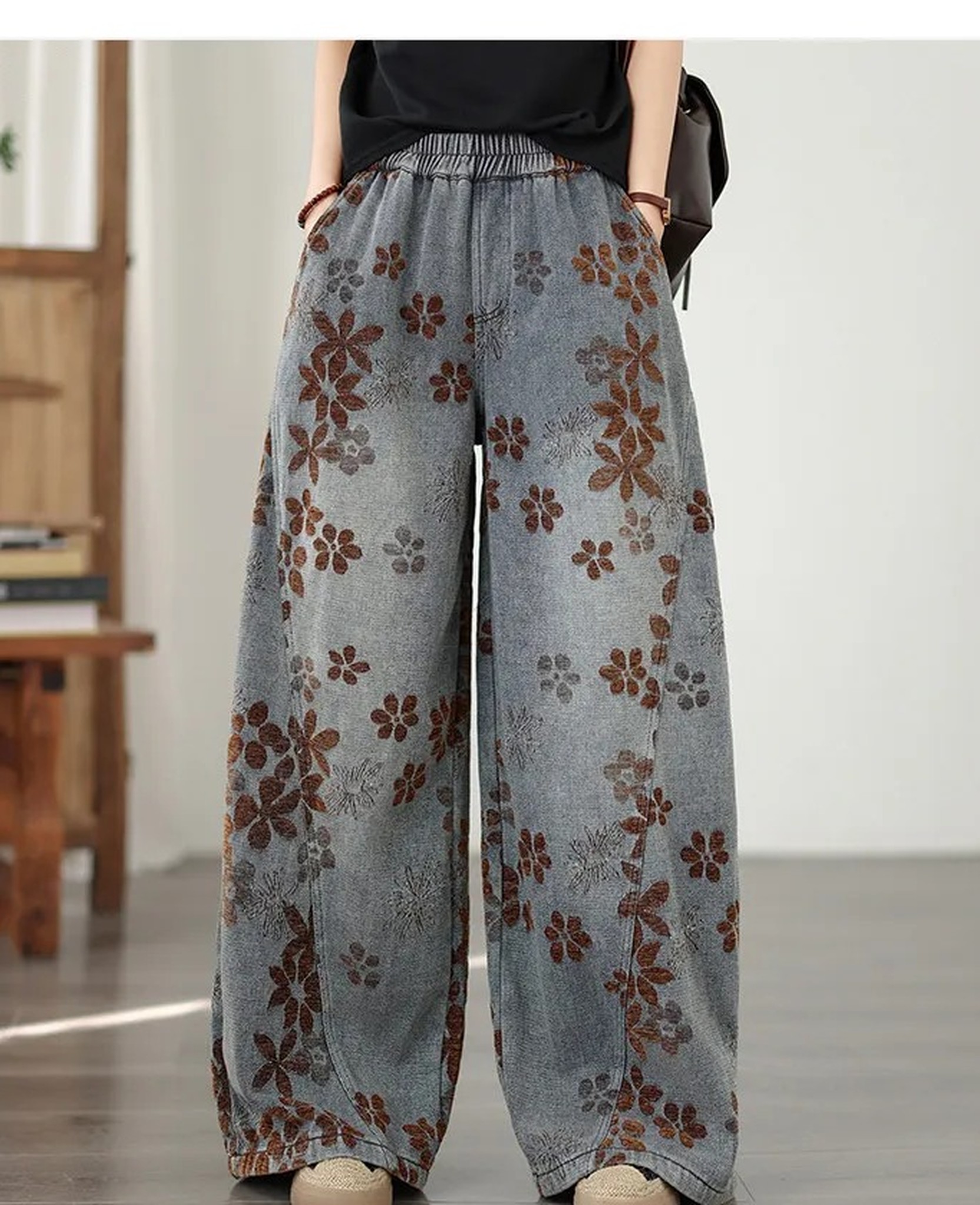 przód spodni w naturalnym świetle, jasny sprany denim