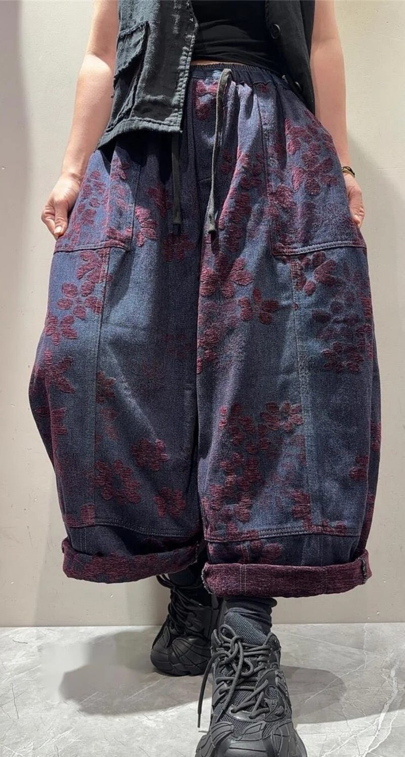 Jeansy damskie szerokie w kwiaty, gumka ze sznurkiem, vintage, baggy - modelka na ulicy starego miasta jesienią, gruby sweter, botki