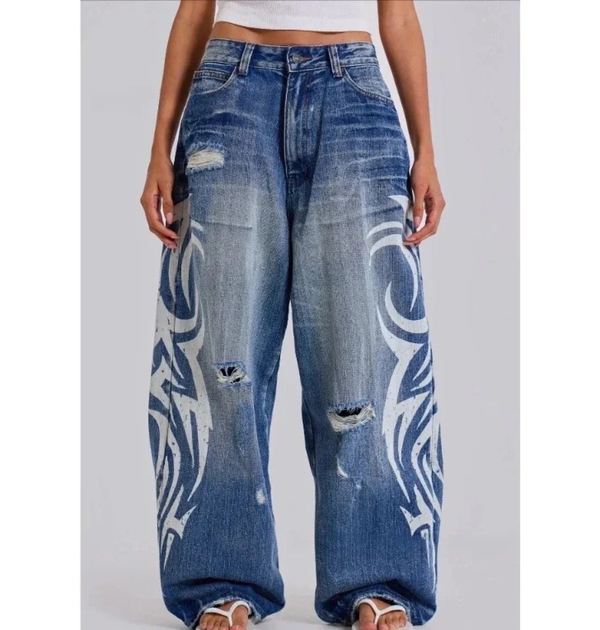 przód jeansów na modelce z białym nadrukiem tribal po bokach
