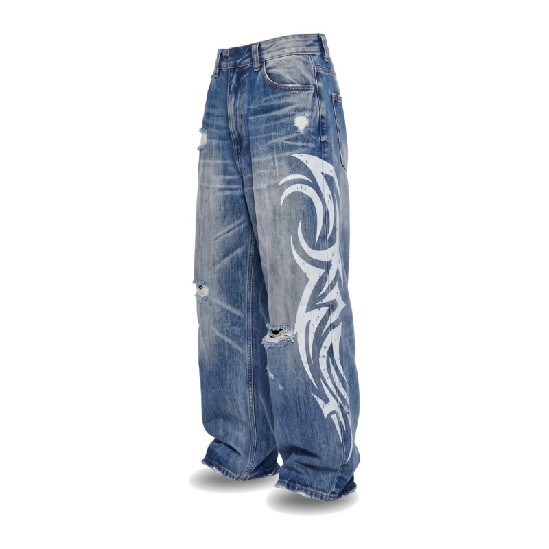 Jeansy damskie szerokie z nadrukiem tribal, podarte, wysoki stan - bok jeansów z nadrukiem tribal, białe tło