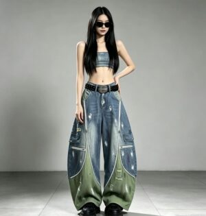 Jeansy damskie szerokie patchwork, nogawki balonowe, niebiesko-zielone - modelka w jeansach przy ścianie z graffiti w industrialnym podwórku, buty na platformie