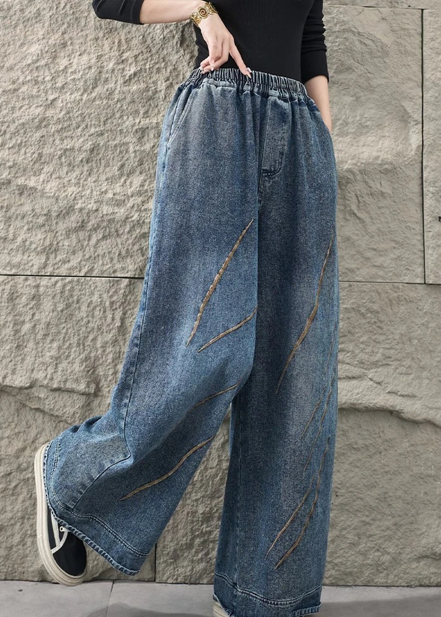 stylizacja z niebieskimi jeansami, białym T-shirtem i kardiganem