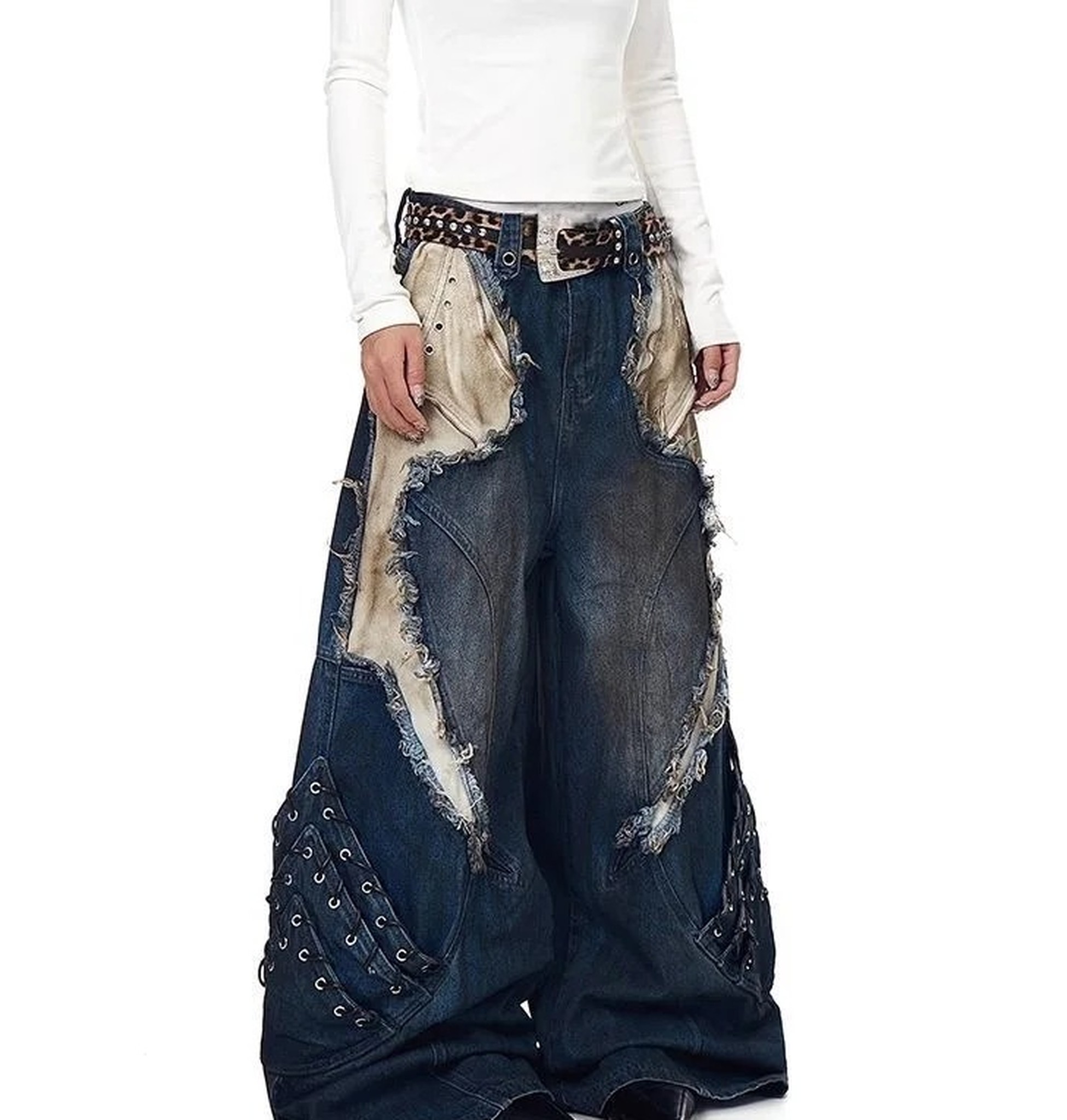 modelka w niebieskich jeansach Y2K i białym topie, nabijany pasek