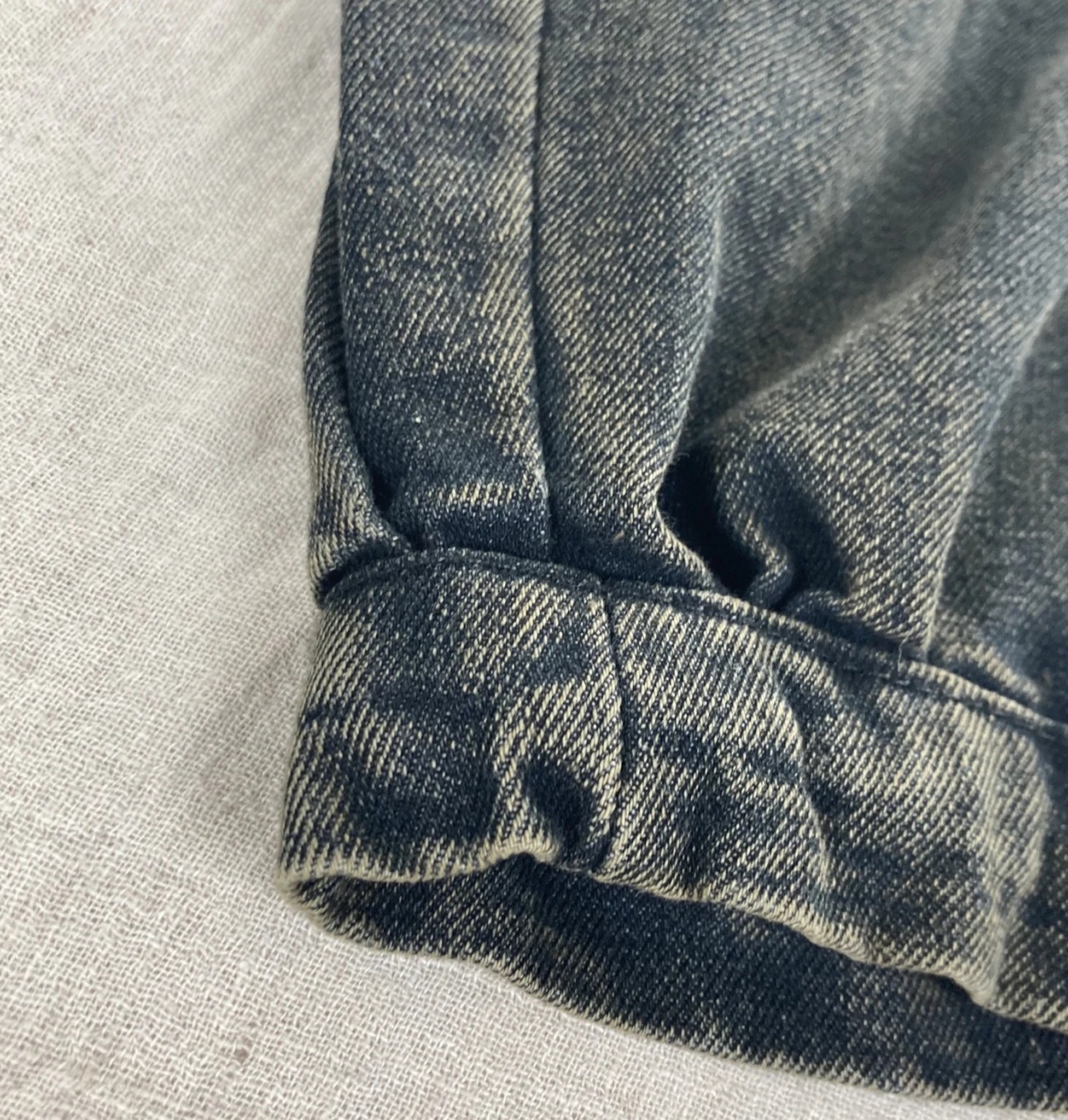 ściągacz na dole nogawki i sprany denim