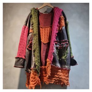 Kardigan damski patchwork z kapturem i frędzlami, oversize, dzianina - wariant czerwony