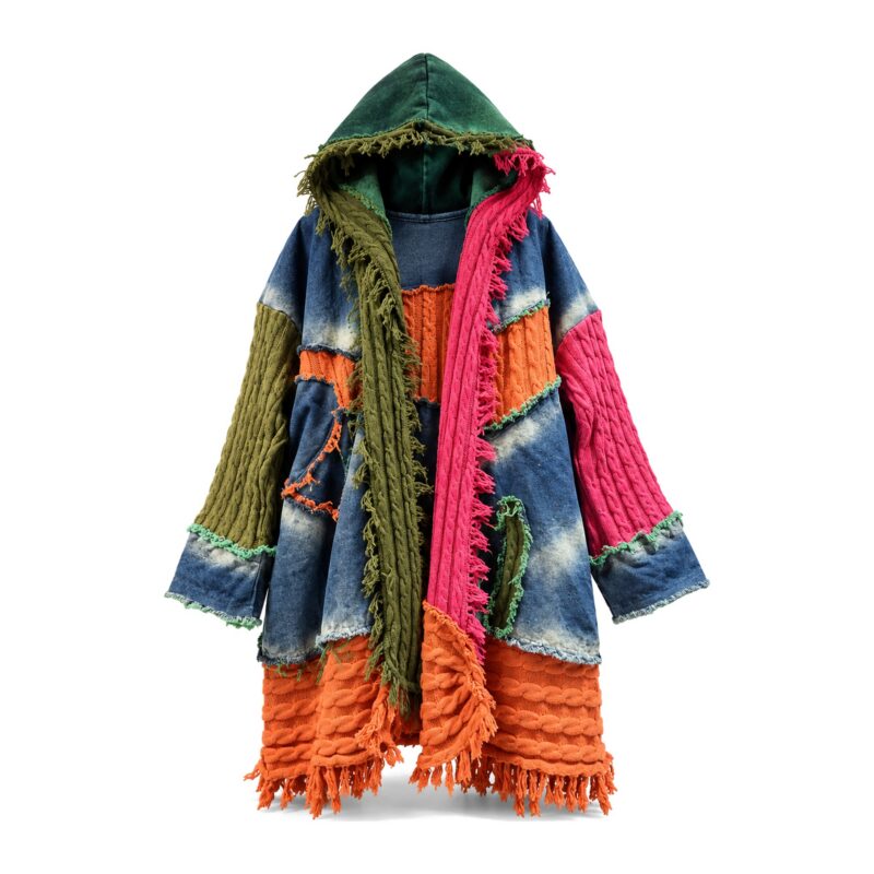 Kardigan damski patchwork z kapturem i frędzlami, oversize, dzianina - kardigan w wersji niebieskiej z kapturem, przód, białe tło