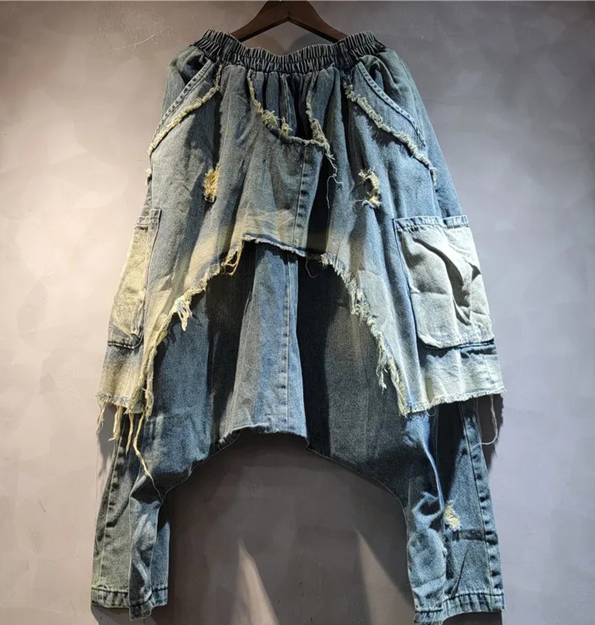 przód spodni z warstwami postrzępionego denimu
