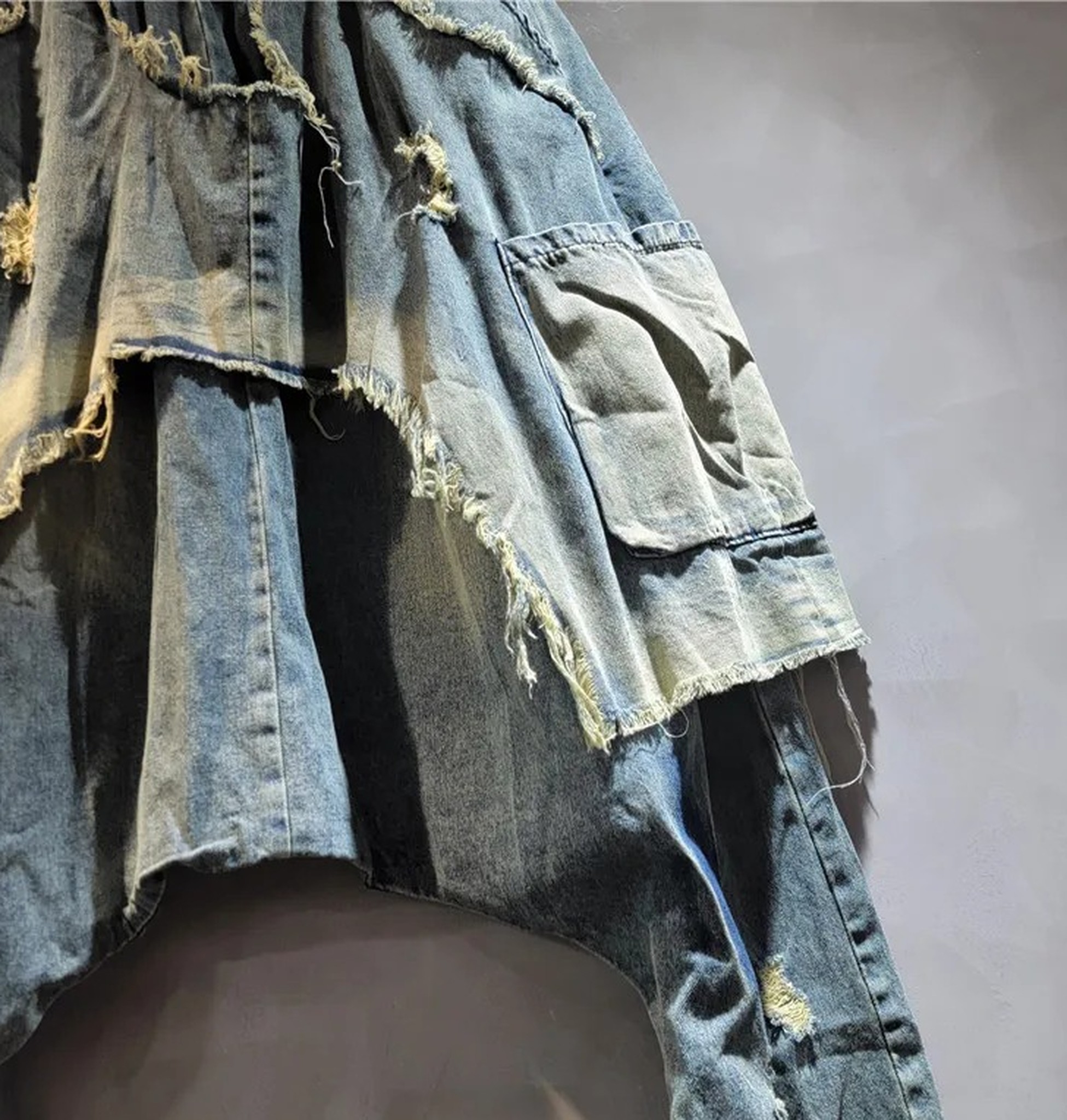 zbliżenie faktury: siatka i postrzępiony denim, detal wykończenia