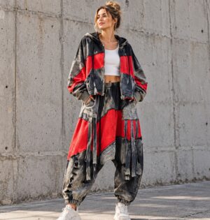 Komplet damski kurtka z kapturem i spodnie haremki, patchwork vintage - sesja miejska: modelka w kurtce i spodniach z białym topem i masywnymi sneakersami, betonowa ściana, światło dzienne