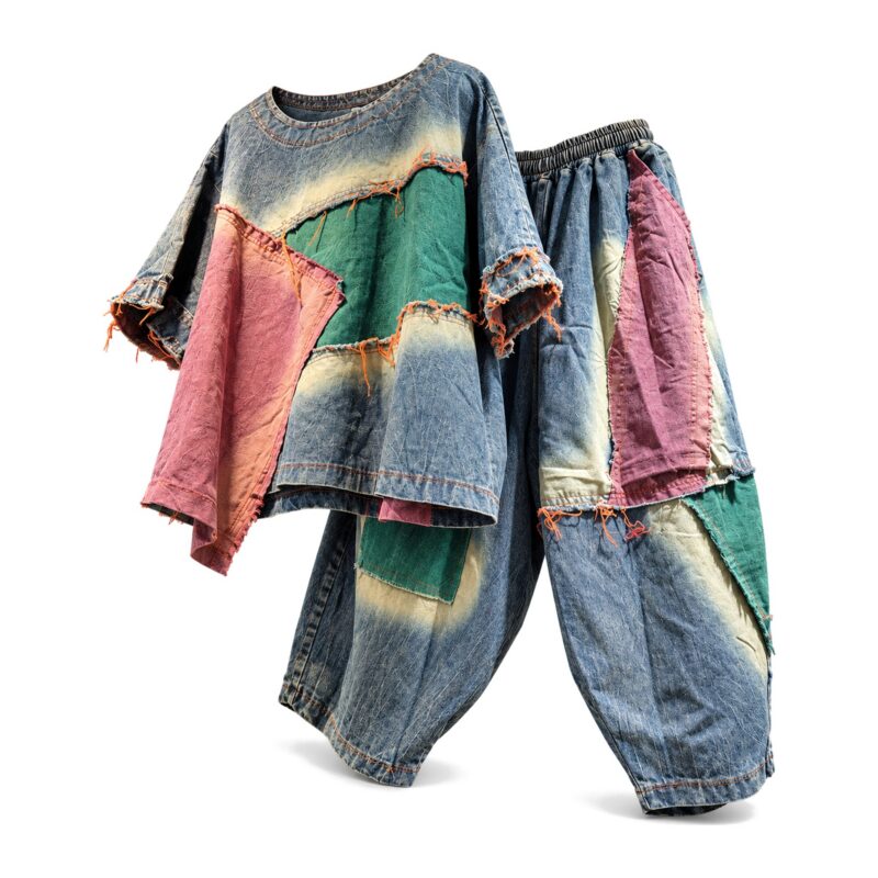 Komplet damski patchwork koszulka i spodnie haremki, sprane łaty - komplet różowo-zielony z boku na białym tle
