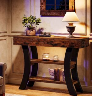 Konsola do przedpokoju 105 x 30 cm z 2 półkami, rustykalny brąz i czerń - salon w stylu rustykalnym wieczorem, konsola za sofą z lampą stołową