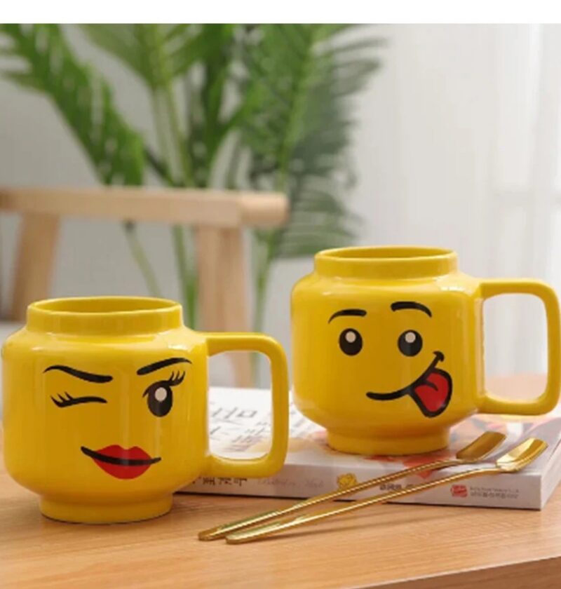 Kubek ceramiczny w kształcie głowy z buzią 250 ml, żółty, prezent - jasny stół w salonie z roślinami, dwa kubki