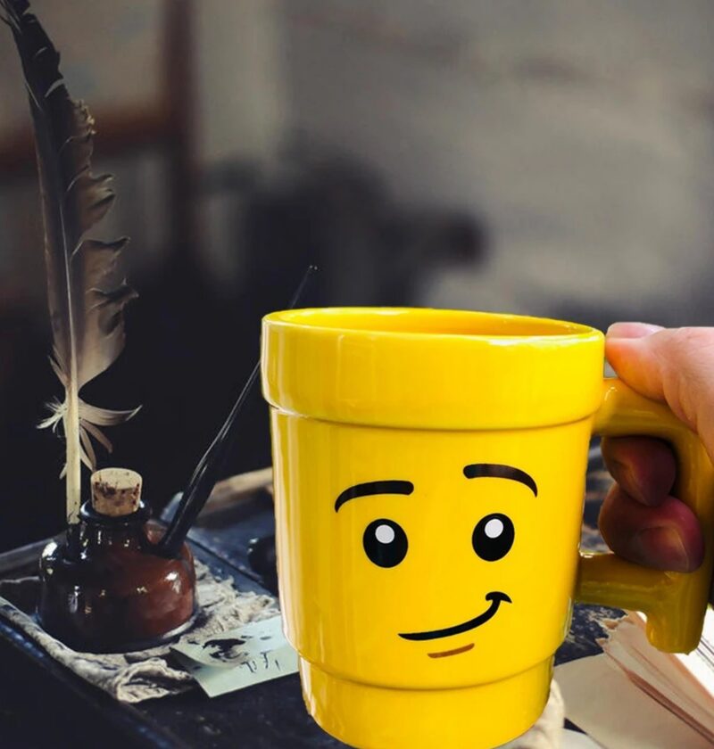 Kubek ceramiczny w kształcie głowy z buzią 250 ml, żółty, prezent - biurko do pisania, kubek w dłoni