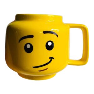 Kubek ceramiczny w kształcie głowy z buzią 250 ml, żółty, prezent - kubek z półuśmiechem, widok z boku 3/4