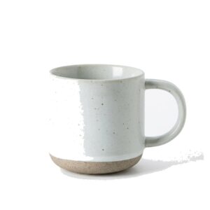 Kubek ceramiczny w kropki 150 ml, matowy, z surowym spodem - wariant biały