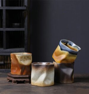 Kubek ceramiczny nieregularny bez ucha 280 ml, styl japoński, rustykalny - kubki ustawione w stos na drewnianym stole