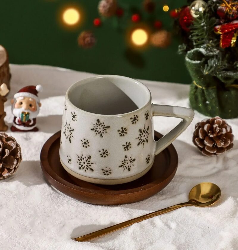 Kubek ceramiczny świąteczny retro 350 ml, jelenie, śnieżynki lub las - kubek w śnieżynki na drewnianej podstawce