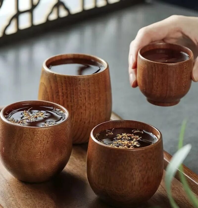 Kubek drewniany w stylu japońskim, 16 kształtów, czarki i kubki 50-280 ml - czarki z herbatą na drewnianej tacy