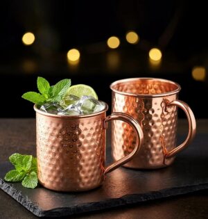 Kubek do Moscow Mule 400 ml, stal z miedzianą powłoką, młotkowany - drinki z miętą na ciemnym blacie barowym