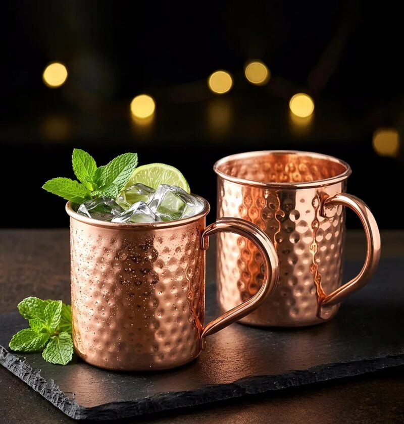 Kubek do Moscow Mule 400 ml, stal z miedzianą powłoką, młotkowany - drinki z miętą na ciemnym blacie barowym