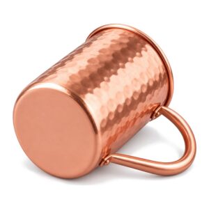 Kubek do Moscow Mule 400 ml, stal z miedzianą powłoką, młotkowany - kubek leżący na boku, widoczne dno i ucho