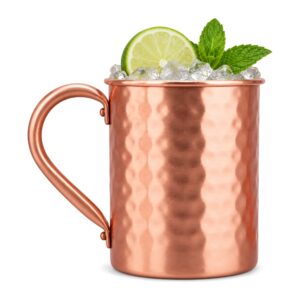 Kubek do Moscow Mule 400 ml, stal z miedzianą powłoką, młotkowany - kubek z lodem, limonką i miętą, widok z boku