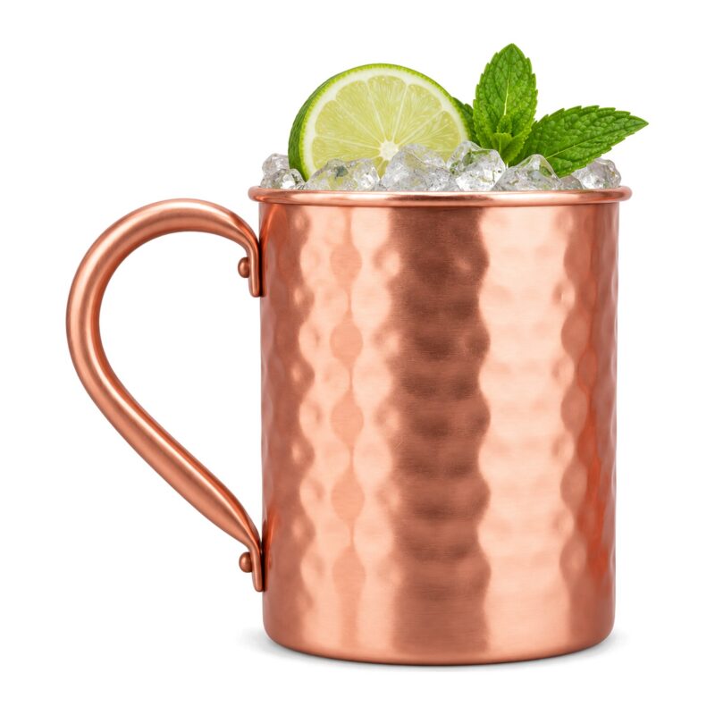 Kubek do Moscow Mule 400 ml, stal z miedzianą powłoką, młotkowany - kubek z lodem, limonką i miętą, widok z boku