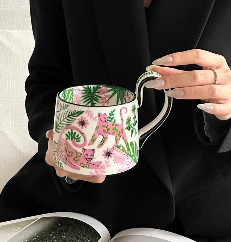 Kubek porcelanowy z różowymi panterami i liśćmi dżungli, ok. 450 ml - kubek trzymany za zdobione ucho