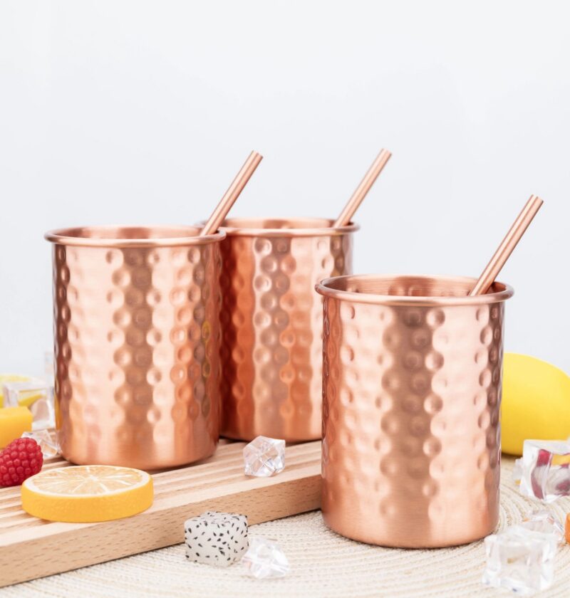 Kubki miedziane młotkowane 400 ml ze słomkami, zestaw 2 lub 4 szt. - trzy kubki ze słomkami i cytrusami