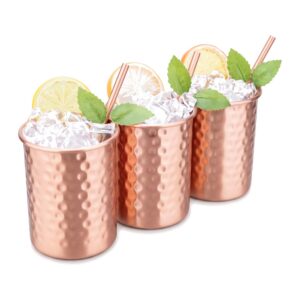 Kubki miedziane młotkowane 400 ml ze słomkami, zestaw 2 lub 4 szt. - trzy kubki z lodem i cytryną