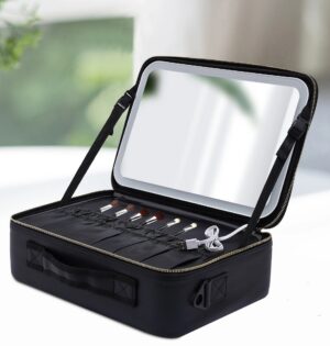 Kuferek kosmetyczny z lustrem LED, 3 barwy światła, czarny 37 cm - pokój hotelowy przy oknie, kuferek na stoliku, lustro podświetlone, realistyczna skala 37 x 26,5 x 12,5 cm