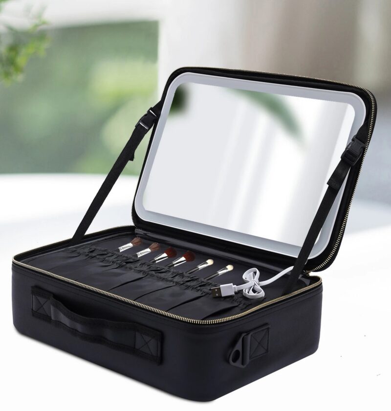 Kuferek kosmetyczny z lustrem LED, 3 barwy światła, czarny 37 cm - pokój hotelowy przy oknie, kuferek na stoliku, lustro podświetlone, realistyczna skala 37 x 26,5 x 12,5 cm