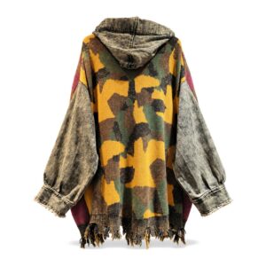 Kurtka damska z kapturem, denim i dzianina w plamy, oversize vintage - tył kurtki z dzianinowym panelem w żółto-zielone plamy, białe tło