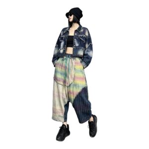 Kurtka jeansowa damska krótka patchwork z przetarciami, granatowa - rozpięta kurtka z przodu, białe tło