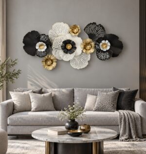 Dekoracja ścienna metalowa 3D, kwiaty i liście, kute żelazo 125-159 cm - nowoczesny szary salon, czarno-biało-złota dekoracja 133 x 63 cm nad jasną sofą, realistyczna skala