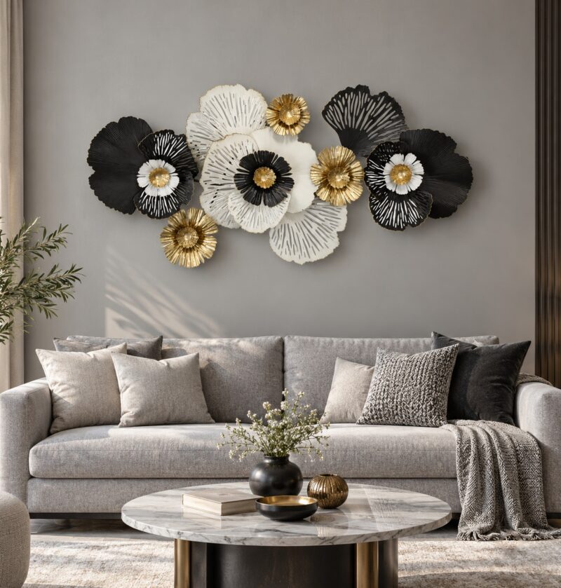 Dekoracja ścienna metalowa 3D, kwiaty i liście, kute żelazo 125-159 cm - nowoczesny szary salon, czarno-biało-złota dekoracja 133 x 63 cm nad jasną sofą, realistyczna skala