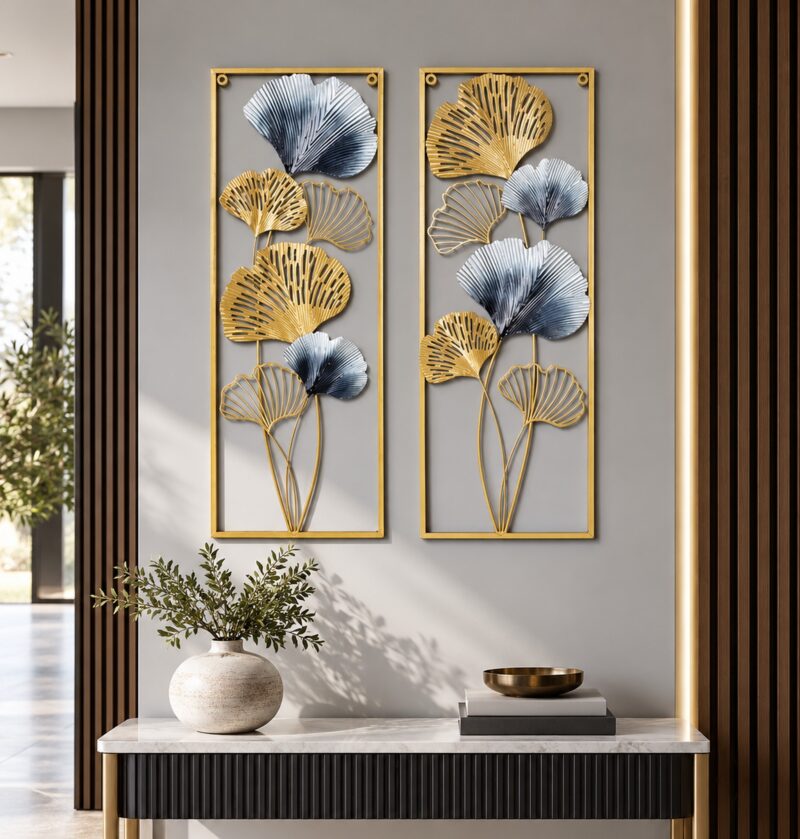 Metalowa dekoracja ścienna liście miłorzębu, 2 panele 85 x 31 cm - jasny przedpokój z drewnianymi lamelami, para paneli na ścianie