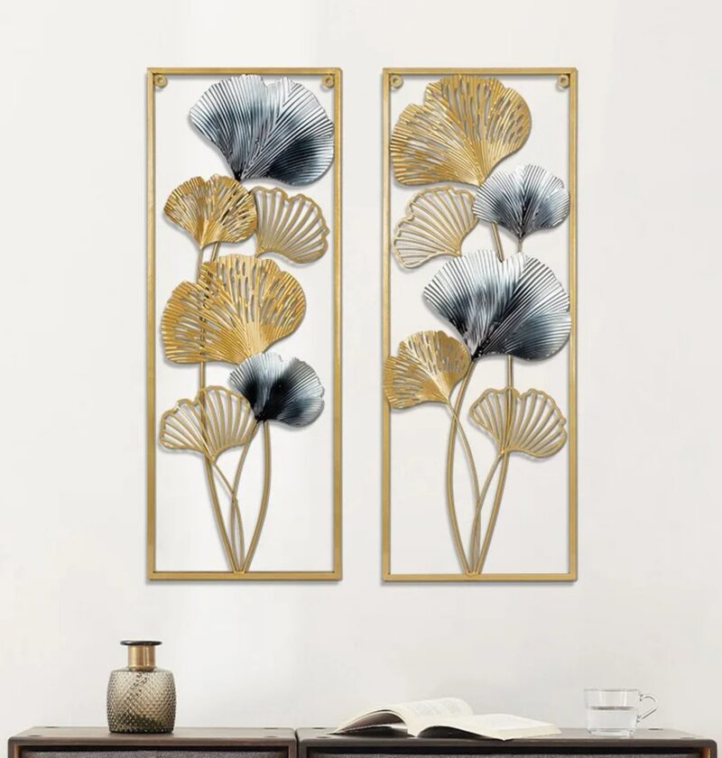Metalowa dekoracja ścienna liście miłorzębu, 2 panele 85 x 31 cm - salon w stylu glamour, para paneli nad ciemną komodą z wazonem