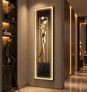 Obraz LED złota figura kobiety, podświetlany kinkiet w ramie aluminiowej - nowoczesny przedpokój w ciepłych szarościach, obraz 30 x 120 cm na wąskiej ścianie, wieczorne światło