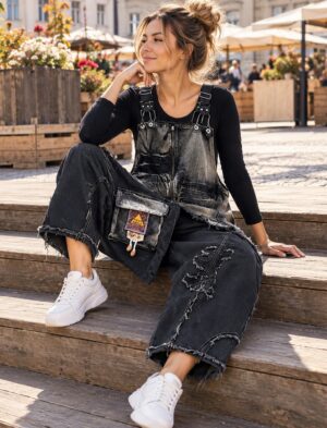 Ogrodniczki jeansowe damskie patchwork, luźne z obniżonym krokiem - modelka w ogrodniczkach na drewnianych schodach w mieście
