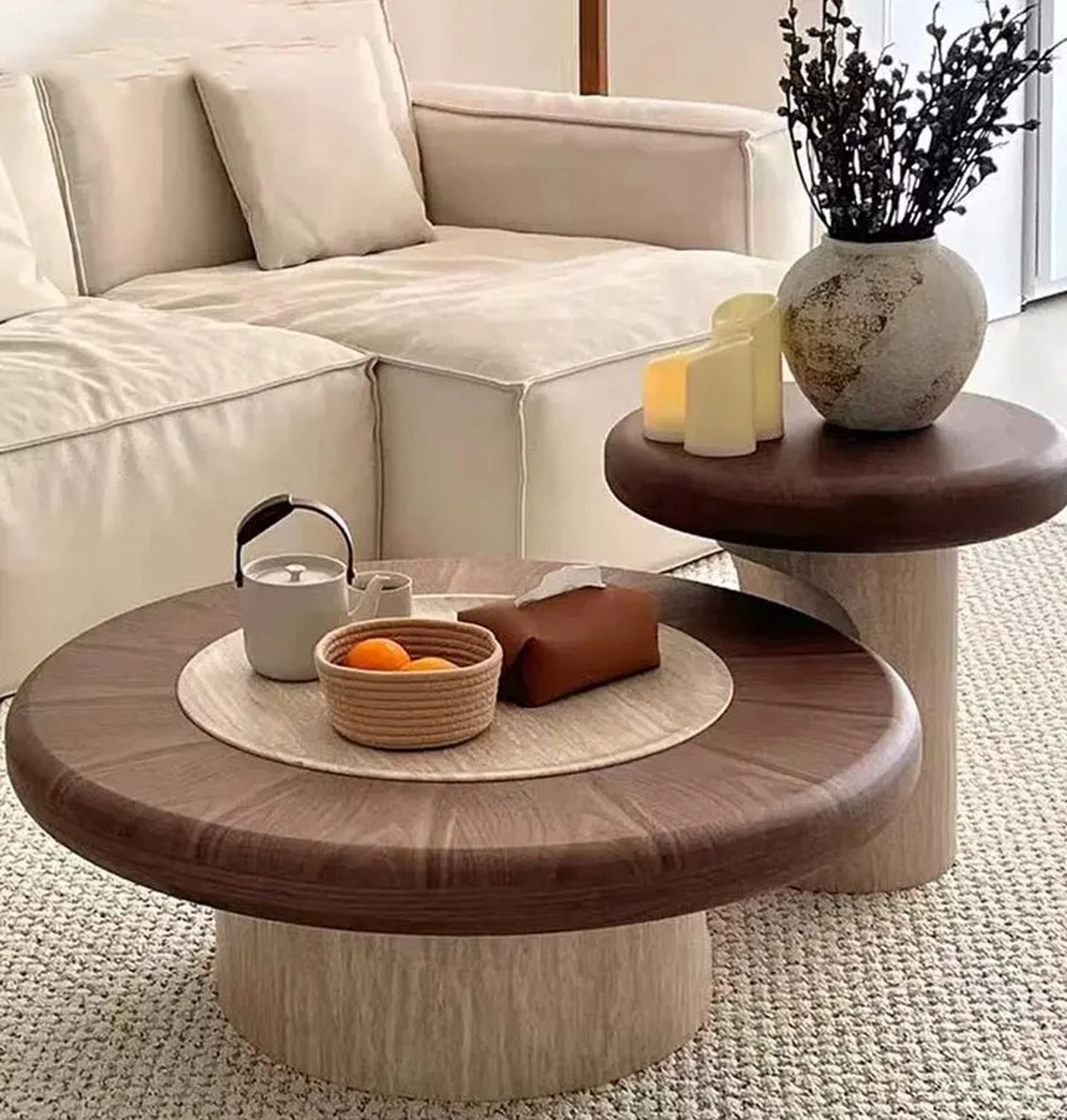 komplet przy kremowej sofie z ceramicznym wazonem i tacą