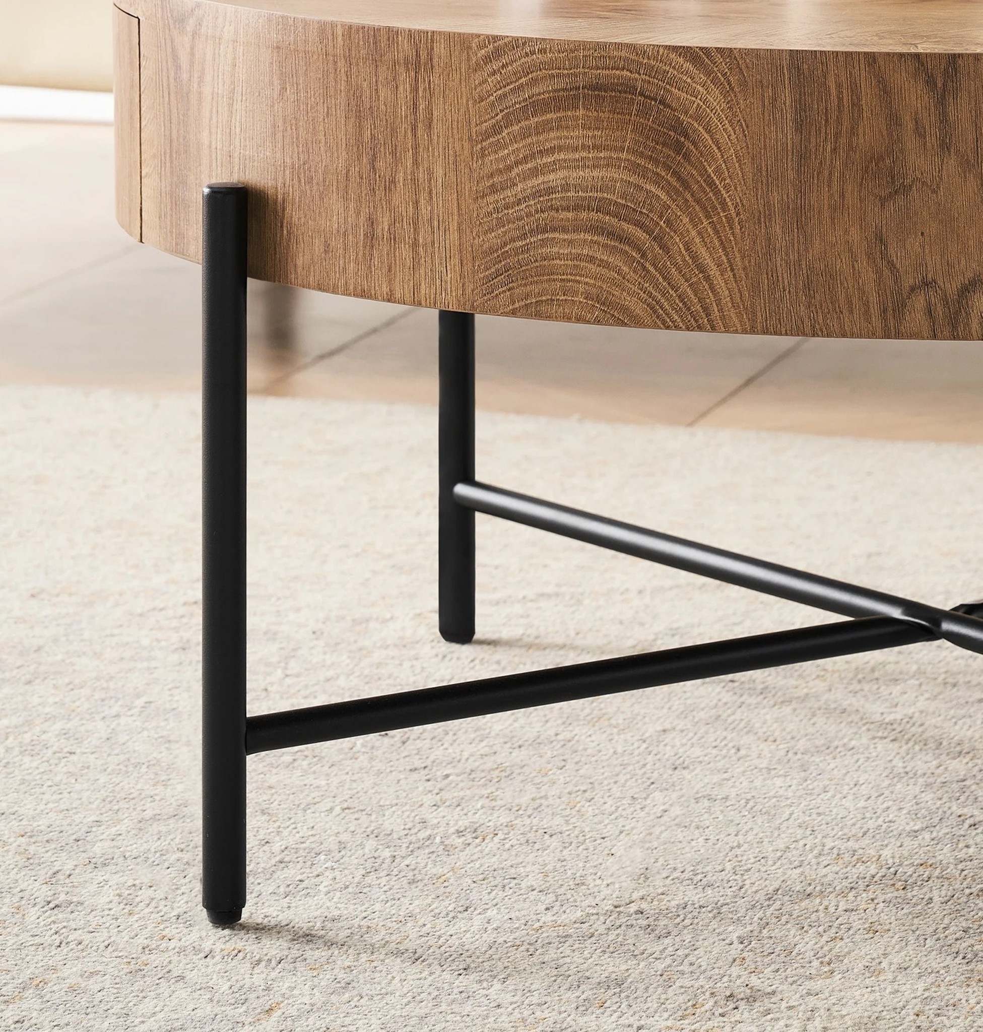 zbliżenie czarnej metalowej nogi i krzyżaka pod korpusem w dekorze dębu