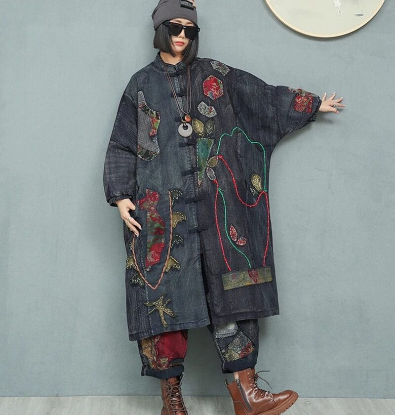 Płaszcz damski oversize z aplikacjami patchwork, długi, granatowy - pracownia artystyczna, sesja z modelką
