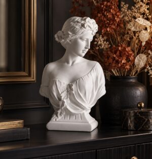 Popiersie Wenus z żywicy 29 cm, biała figurka greckiej bogini - komoda w ciemnym, eleganckim wnętrzu, popiersie przed bukietem suszonych kwiatów